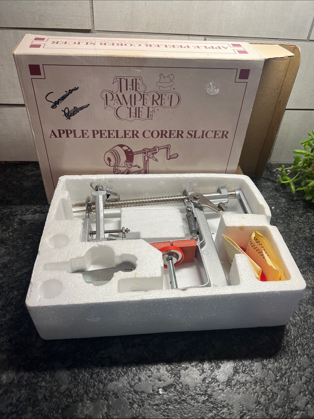 The Pampered Chef Apple Peeler Corer Slicer - MAKE those pies  peels and slices